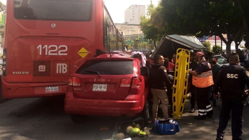 Fuerte carambola en Insurgentes Norte: varios autos chocaron contra el Metrobús