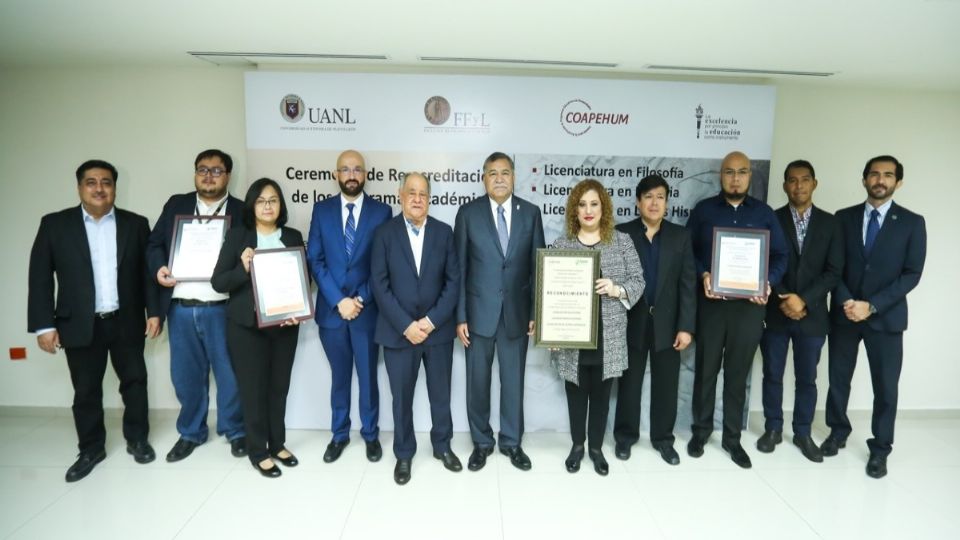 El Rector de la UANL, Santos Guzmán López, encabezó la entrega de reconocimientos.