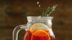 Receta: Agua infusionada de romero y toronja; así puedes tomarla para aprovechar su efecto depurativo