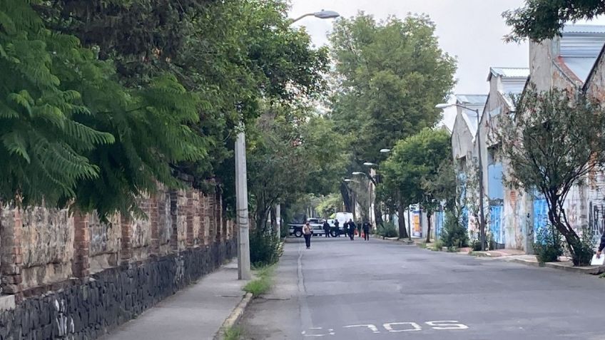 VIDEO: Hallan el cuerpo de una persona en un auto abandonado en la CDMX