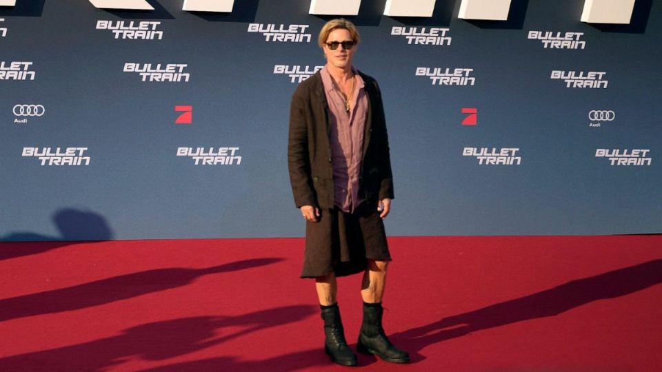 Brad Pitt optó por una falda marrón con una chaqueta del mismo color y una camisa de lino de color salmón