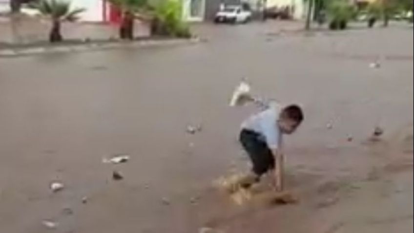 Video: Niño sacrificas sus tortillas para salvar sus chanclas de la corriente