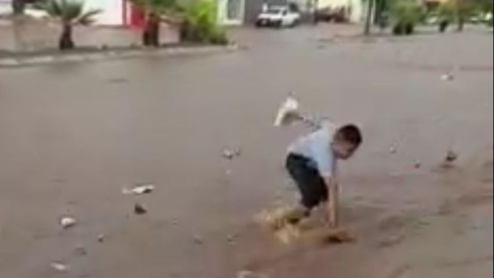 Niño logra defender sus chanclas