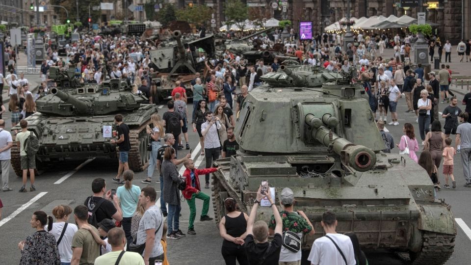 Ucranianos visitaron una avenida, donde se exhiben vehículos militares rusos destruidos en Kiev