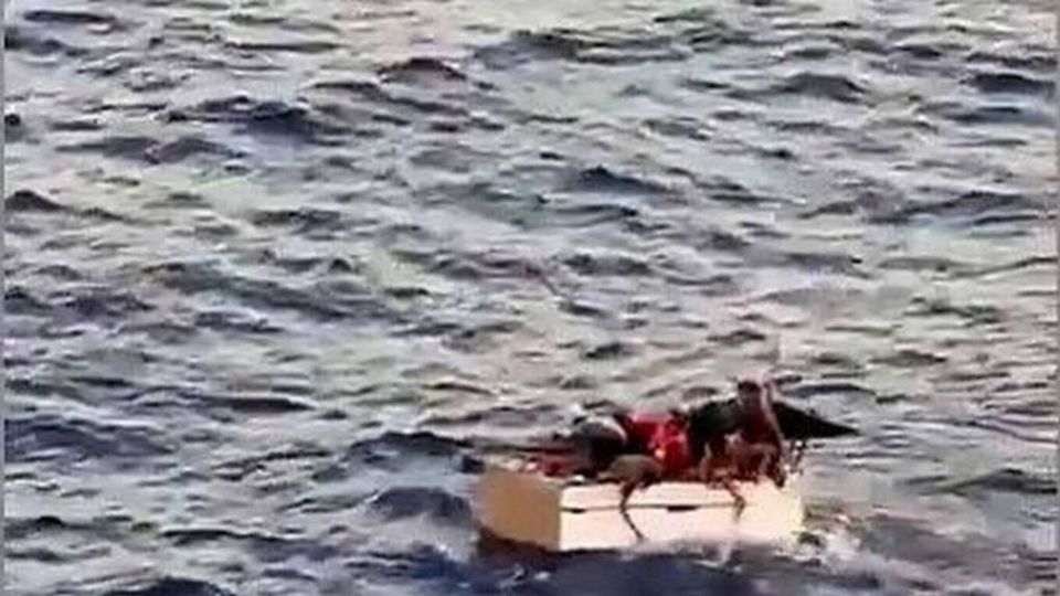 Los migrantes viajaban en una pequeña balsa.