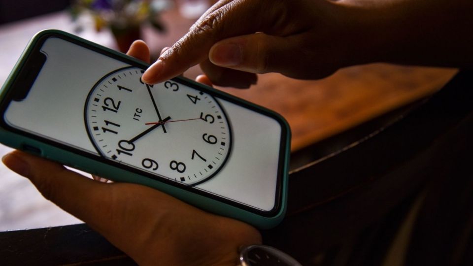 Los mexicanos deben estar atentos a modificar el horario de su reloj