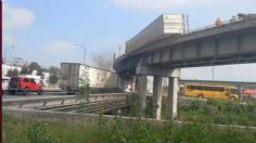 Tráiler quedó a punto de caer desde puente del Circuito Exterior Mexiquense | videos