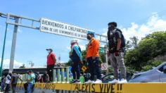 Normalistas de Ayotzinapa bloquean la Autopista del Sol, en Guerrero, piden justicia para los 43