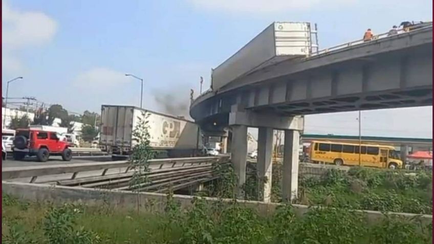 Tráiler quedó a punto de caer desde puente del Circuito Exterior Mexiquense | videos