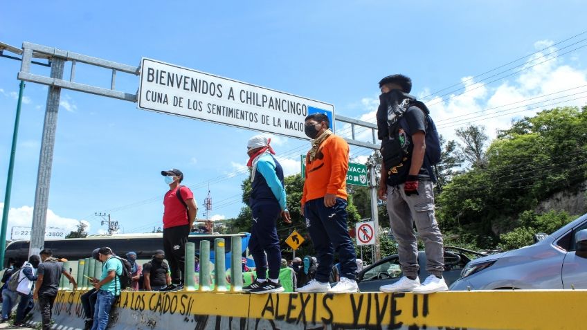 Normalistas de Ayotzinapa bloquean la Autopista del Sol, en Guerrero, piden justicia para los 43