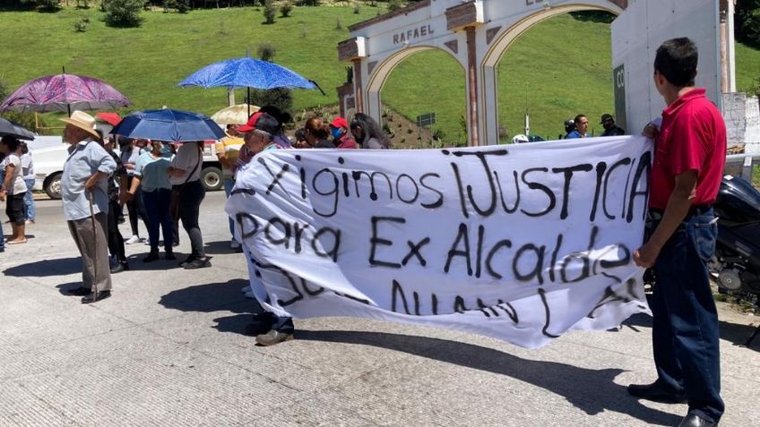 Pobladores bloquean carretera de Veracruz por asesinato de exalcalde