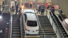 Ratero intenta huir por las escaleras del Metro con todo y carro, queda atrapado | VIDEO