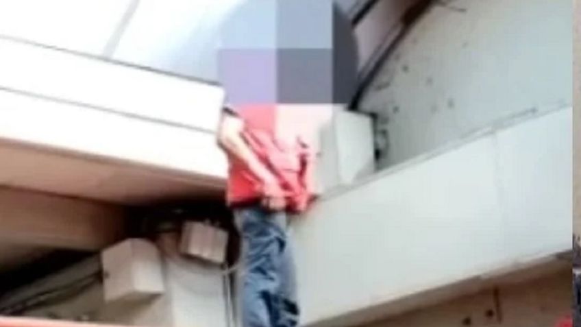 Metro CDMX: hombre intoxicado sube al techo del convoy y trata de huir sobre las vías | VIDEO