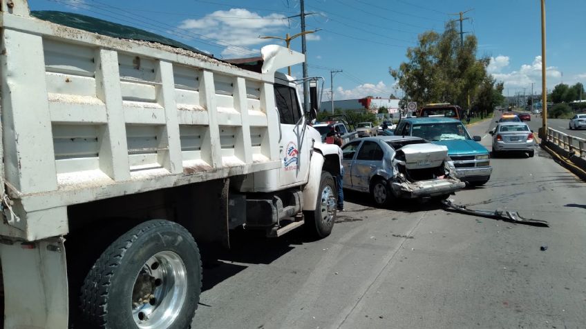 Aparatoso accidente sobre Av. Aguascalientes deja cuantiosos daños materiales