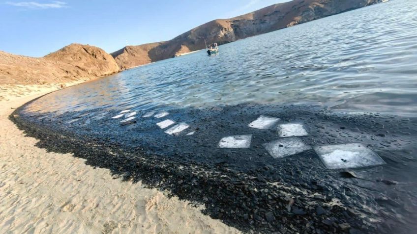 Balandra: un yate de extranjeros se incendió y causó un desastre ecológico en la playa más bonita de México