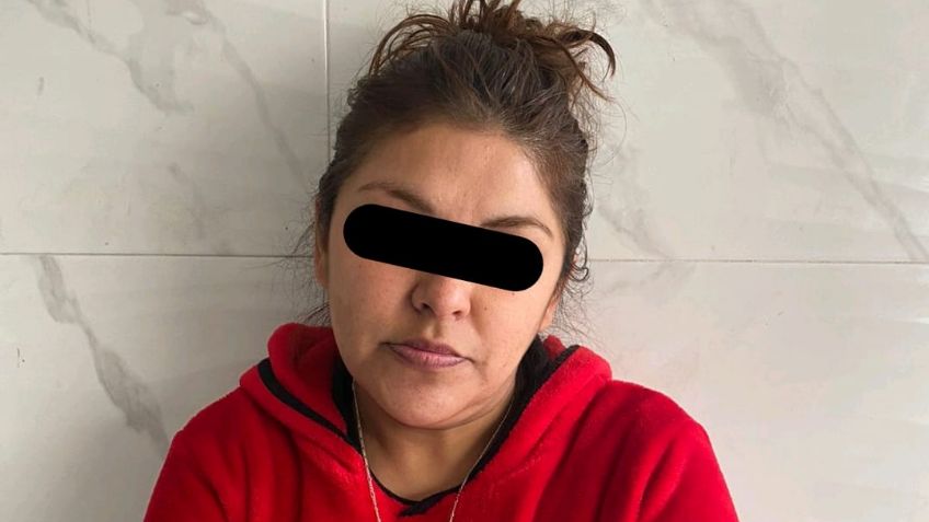 Janeth "N" intentó sobornar a policías de Ecatepec; la detuvieron con 210 pasaportes extranjeros