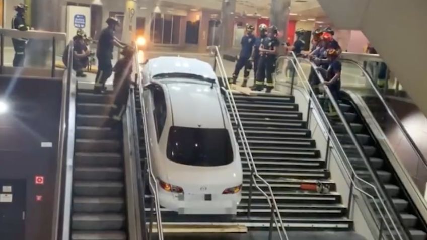 Ratero intenta huir por las escaleras del Metro con todo y carro, queda atrapado | VIDEO