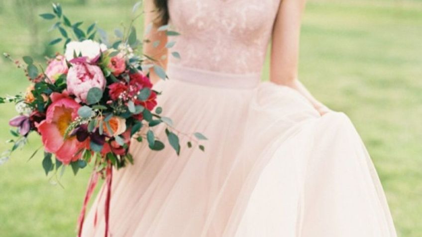 Vestidos de novia rosas, la nueva tendencia que está invadiendo las bodas más fashionistas | FOTOS