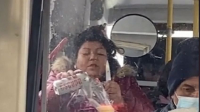 VIDEO | Mujer es captada preparando una michelada a bordo de un micro y se viraliza en TikTok