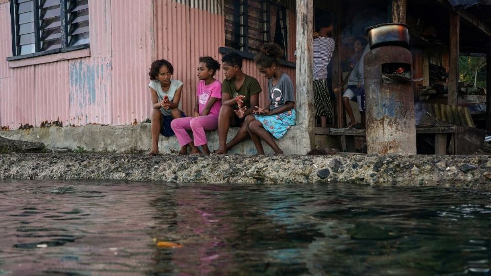 CONSECUENCIAS. Habitantes de la aldea de Serua, Fiji, se quedan sin formas de adaptarse, ante la creciente del Océano PacíficO