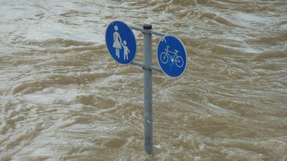 La conductora de Uber quedó bajo el agua de las fuertes lluvias.