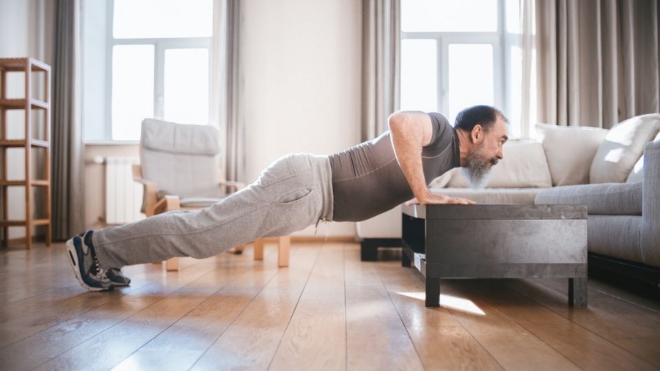 Existe una relación entre el ejercicio de forma regular y la probabilidad de contagio.