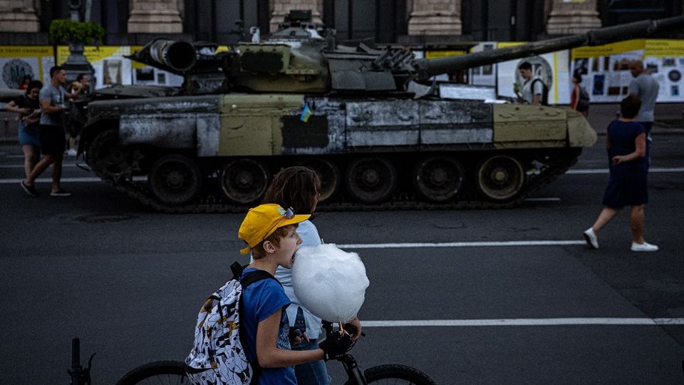 A medio año de iniciada la invasión, en el día de su independencia, Ucrania espera que las fuerzas rusas intensifiquen los ataques
