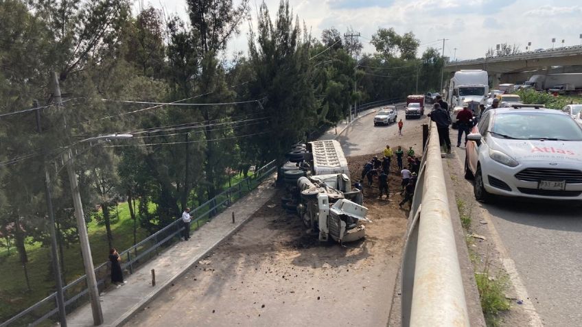 Cae un tráiler del puente vehicular del Periférico Río de los Remedios