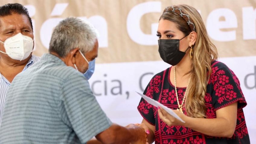 Evelyn Salgado entrega apoyos del Programa "Pensión Guerrero" a la zona Norte en Iguala