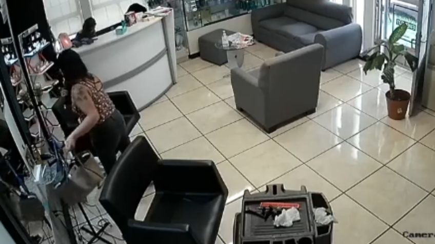 VIDEO | En segundos, mujer roba un bolso en estética de Durango