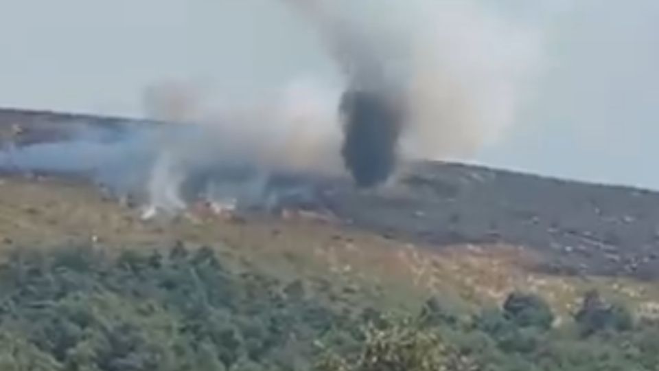 Bomberos que acudieron a sofocar el incendio y captaron el impresionante fenómeno