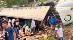 VIDEO | Vuelca tráiler con cervezas y pobladores cometen rapiña en Oaxaca