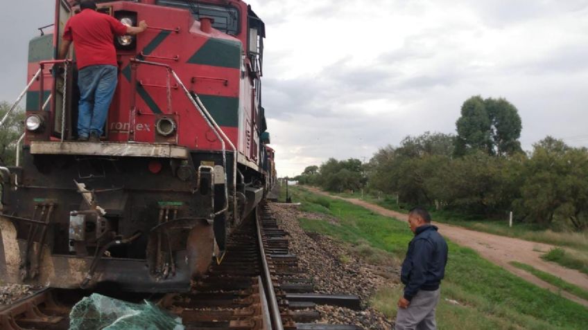 Conductor de un autobús intenta ganarle el paso al tren en Cosío y muere al ser impactado por la pesada unidad