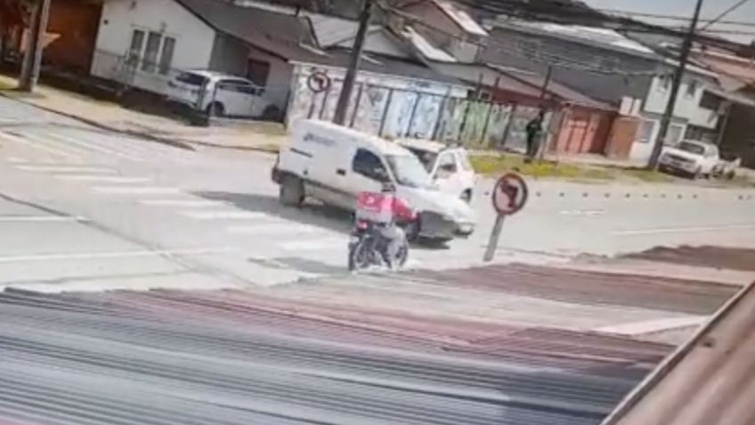 VIDEO | Captan violento impacto entre una moto y un auto que se pasó el semáforo rojo