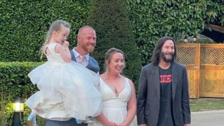 ¡Casual! Keanu Reeves es invitado a la boda de un desconocido y sorprende al asistir