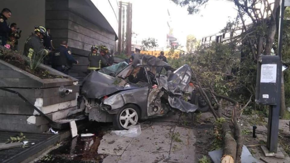 Un auto quedó destrozado a la entrada de una tienda de ropa.