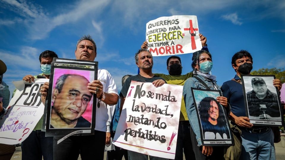 Periodistas se manifestaron este miércoles en Acapulco por el asesinato de su colega Fredid Román. FOTO: EFE
