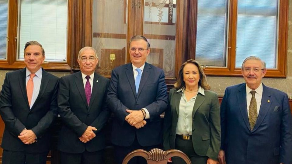 Se reunió con los ministros Javier Laynez, Alberto Pérez Dayán, Yasmín Esquivel y Luis María Aguilar.