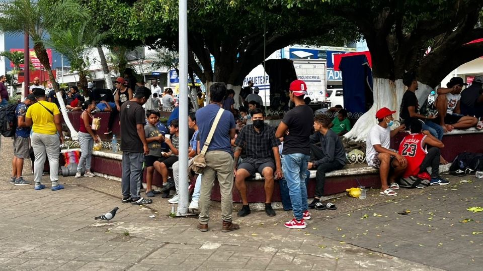 Migrantes preparan salida desde el parque central de Tapachula