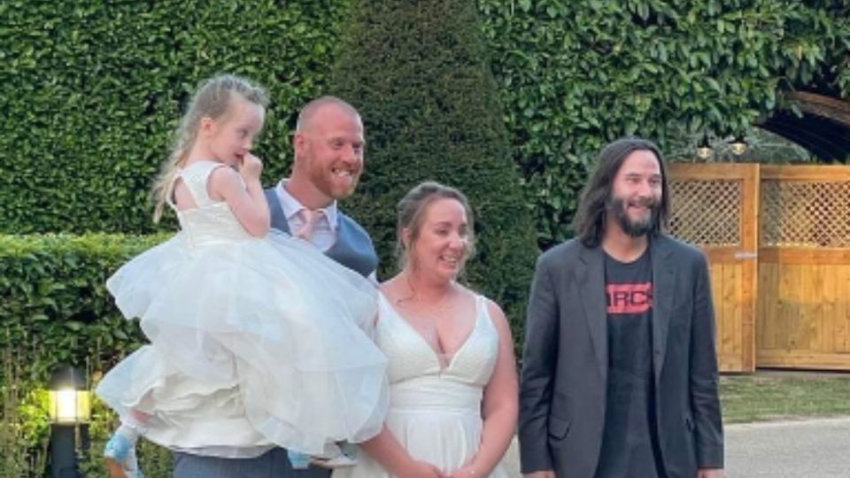 Keanu Reeves se tomó fotos con los novios y con los invitados