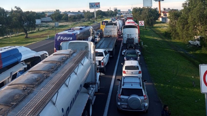 Transportistas liberan la México-Pachuca tras protestar por asesinato de un chofer; duró más de 9 horas bloqueada