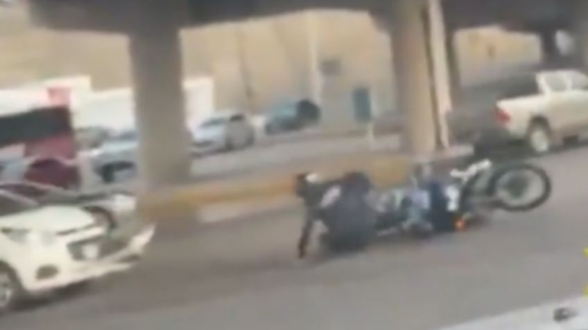 Sinaloa: Conductor atropella a policía municipal con todo y motocicleta | VIDEO