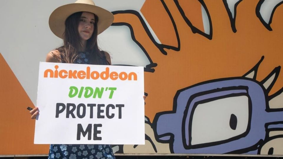 ¿Recuerdas a Nicole de 'Zoey 101'? Así protestó a las afueras de Nickelodeon