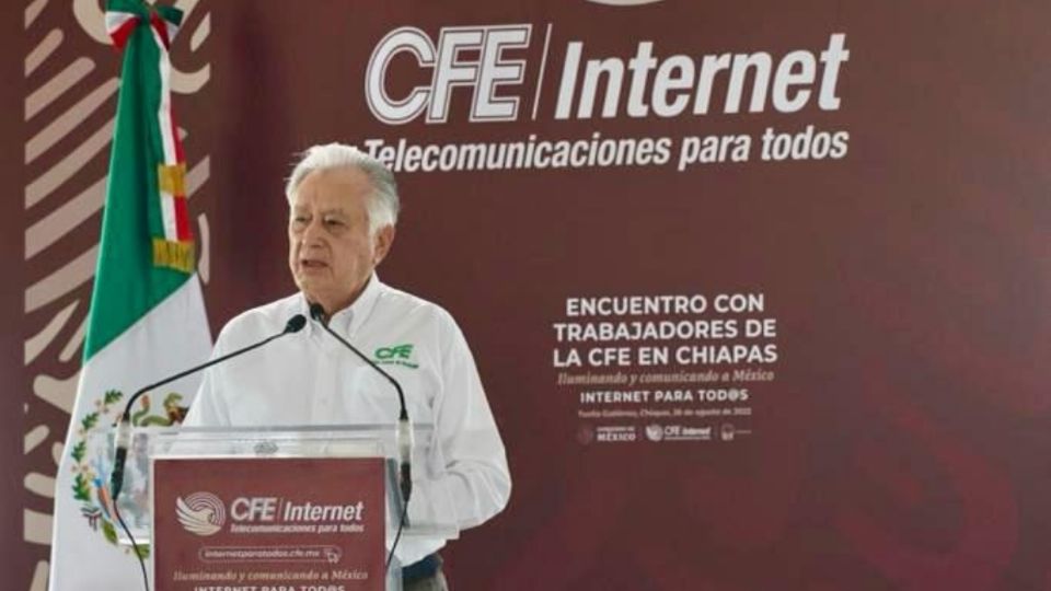 El mandatario convocó a todos los trabajadores de la CFE a “hacer patria” al ayudar a instalar 2 mil 800 antenas.