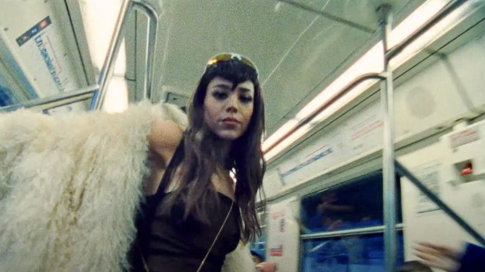 Danna Paola impactó a sus seguidores al incluir al Metro en su último clip musical