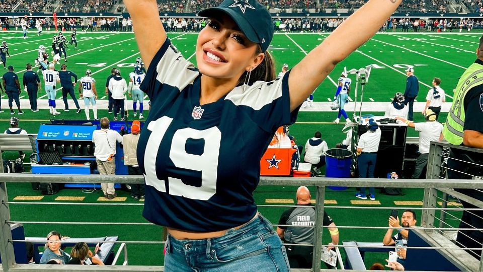 La cantante vestía jeans desgarrados y una jersey de los Dallas Cowboys