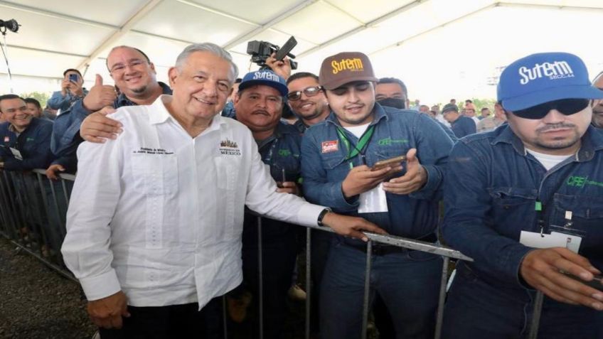 AMLO pide a electricistas llevar internet de la 4T a todo México: "Revolucionará conciencias"