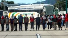 Normalistas bloquean Autopista del Sol; piden atención a demandas