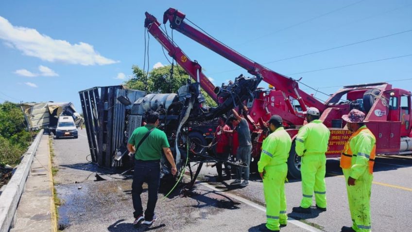 Chofer muere al caer a un arroyo del puente el "El Guao" en Tabasco | FOTOS