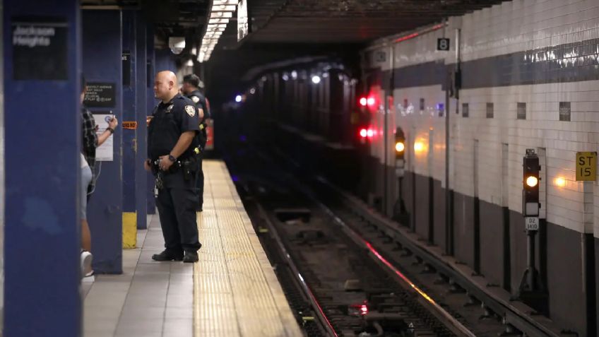 Tragedia en Nueva York: Adolescente de 15 años pierde un brazo al caer a las vías del metro